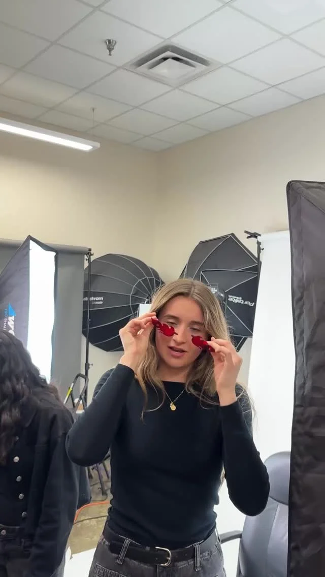 little BTS “behind the scenes” video for our upcoming team introductions!! 

 #creativeagency #designteam #btsphotoshoot